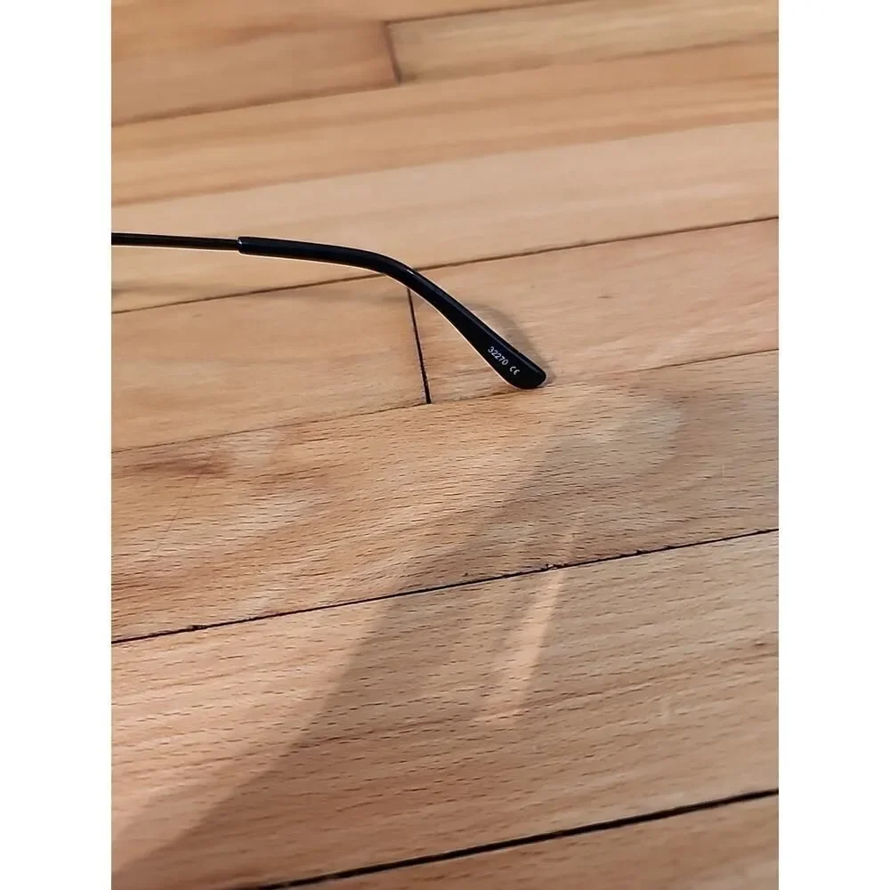 Liz Claiborne Black Avaitor Sunglasses 32270